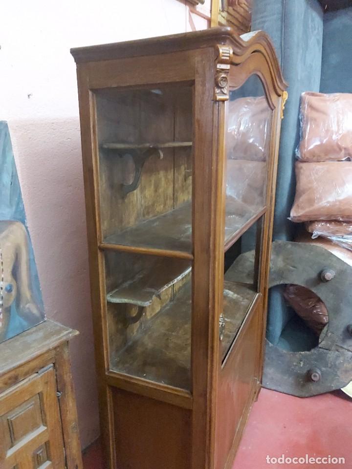 Antig&uuml;edades: Vitrina en roble de finales s. XIX con su interior estucado. - Foto 13