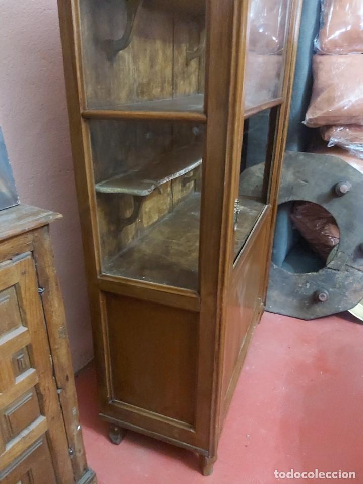 Antig&uuml;edades: Vitrina en roble de finales s. XIX con su interior estucado. - Foto 14
