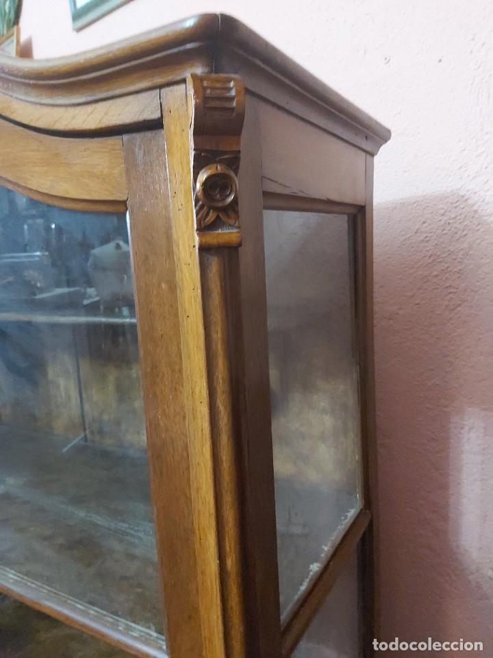 Antig&uuml;edades: Vitrina en roble de finales s. XIX con su interior estucado. - Foto 15