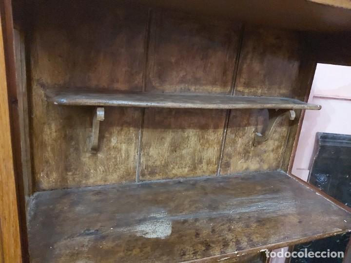 Antig&uuml;edades: Vitrina en roble de finales s. XIX con su interior estucado. - Foto 16