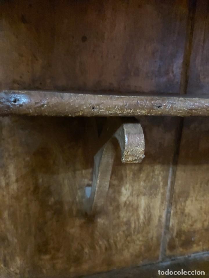 Antig&uuml;edades: Vitrina en roble de finales s. XIX con su interior estucado. - Foto 17