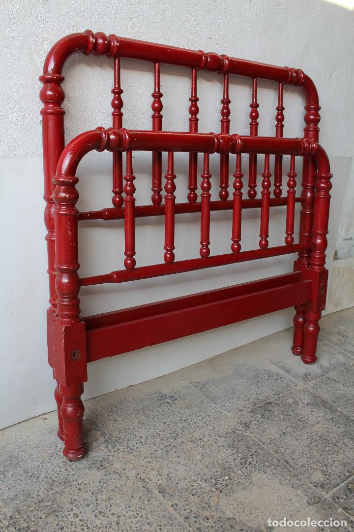 Antig&uuml;edades: cama antigua de palillos repintada - Foto 2
