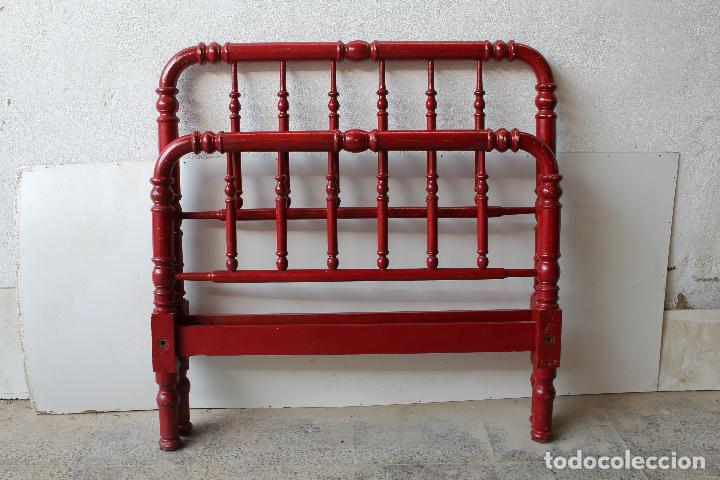 Antig&uuml;edades: cama antigua de palillos repintada - Foto 1