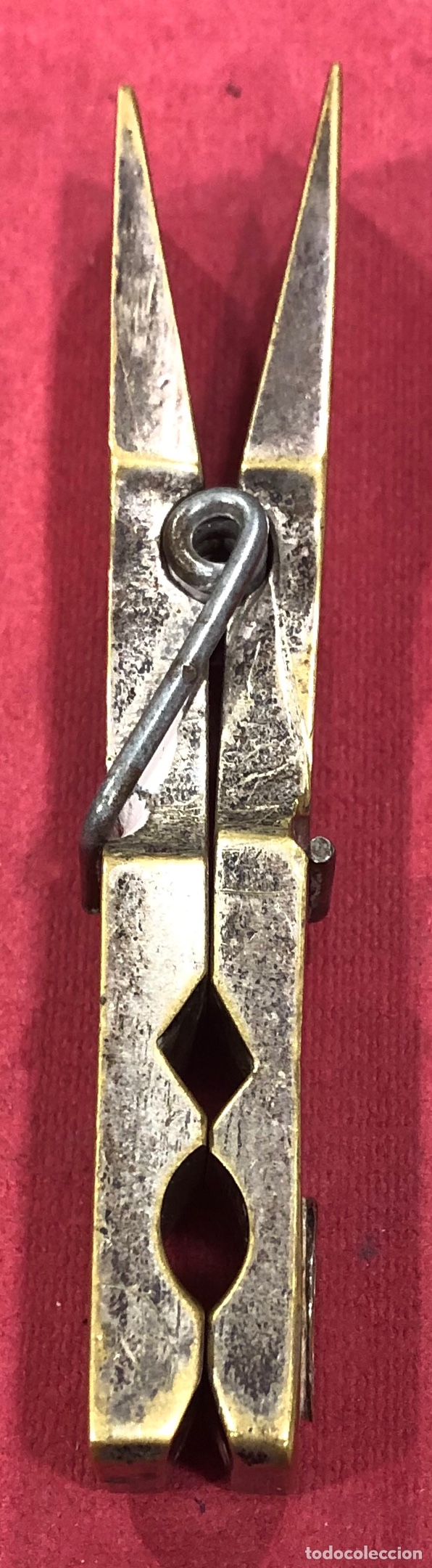 Oggetti Antichi: Curiosa y antigua pinza en bronce con restos de plateado.