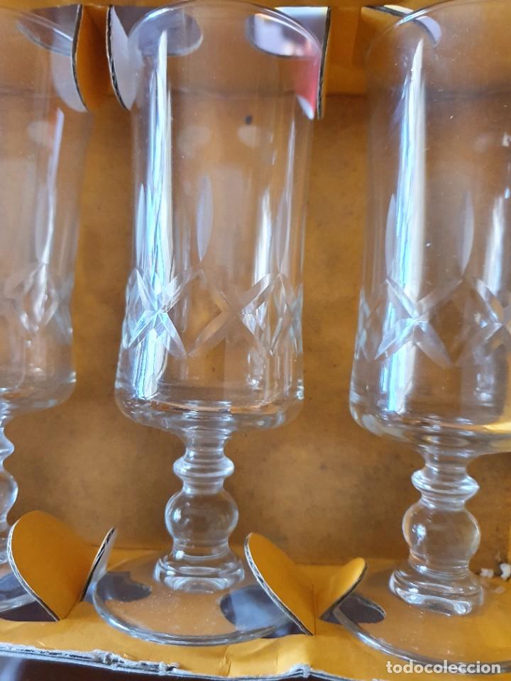 Antig&uuml;edades: Juego de copas de cava luminarc - Foto 2