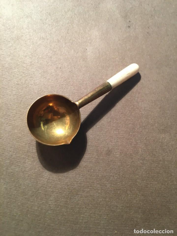 Antig&uuml;edades: ANTIGUA CUCHARA DE METAL Y MANGO DE HUESO 9X3,5 CM.