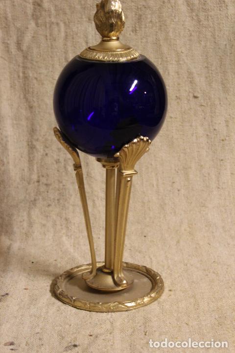 Antig&uuml;edades: centro de bronce dorado y cristal azul - Foto 2