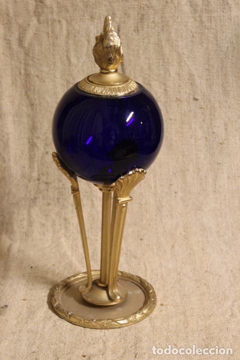 Antig&uuml;edades: centro de bronce dorado y cristal azul - Foto 3