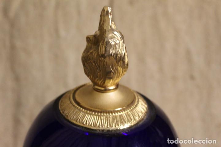 Antig&uuml;edades: centro de bronce dorado y cristal azul - Foto 5