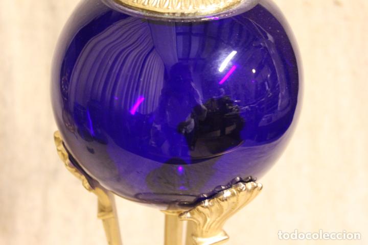 Antig&uuml;edades: centro de bronce dorado y cristal azul - Foto 6