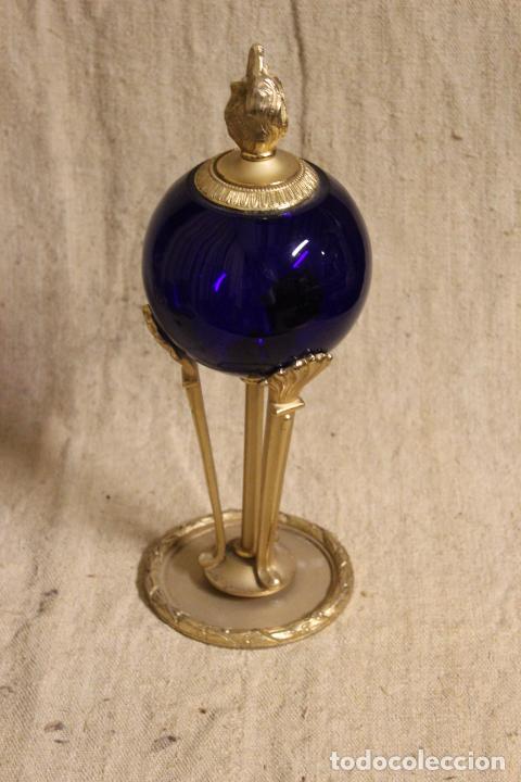 Antig&uuml;edades: centro de bronce dorado y cristal azul - Foto 1