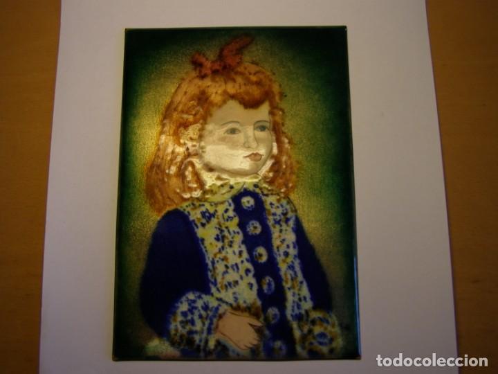 Antig&uuml;edades: Peque&ntilde;o cuadro hecho de esmaltes cocidos al fuego. Ni&ntilde;a. Mide 12.5 x 18 cm.