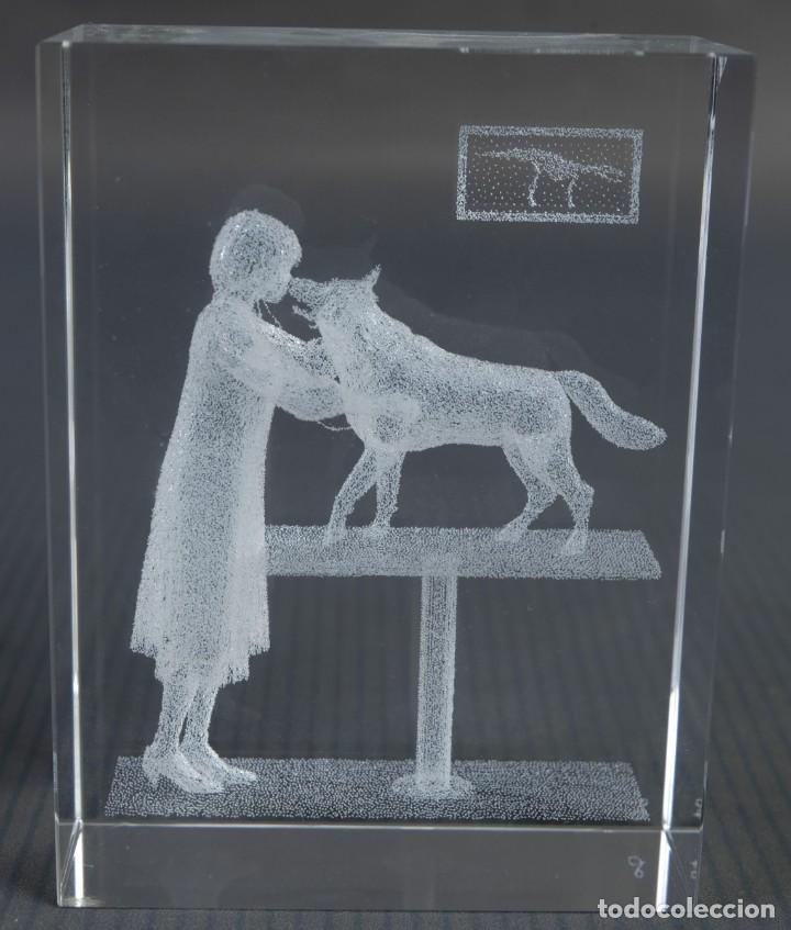Antig&uuml;edades: Cristal tallado Mujer con perro - Foto 1