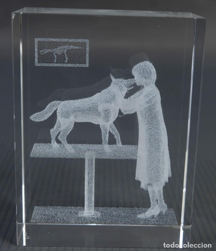 Antig&uuml;edades: Cristal tallado Mujer con perro - Foto 2