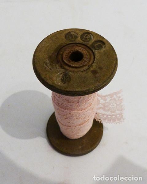 Antig&uuml;edades: Carrete de madera con tira de encaje - Foto 2