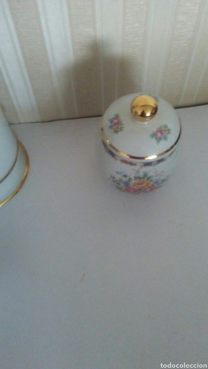 Antiguidades: Azucarero de porcelana ,sellado Loucilis y figura corona ,mide 12 cent alto..