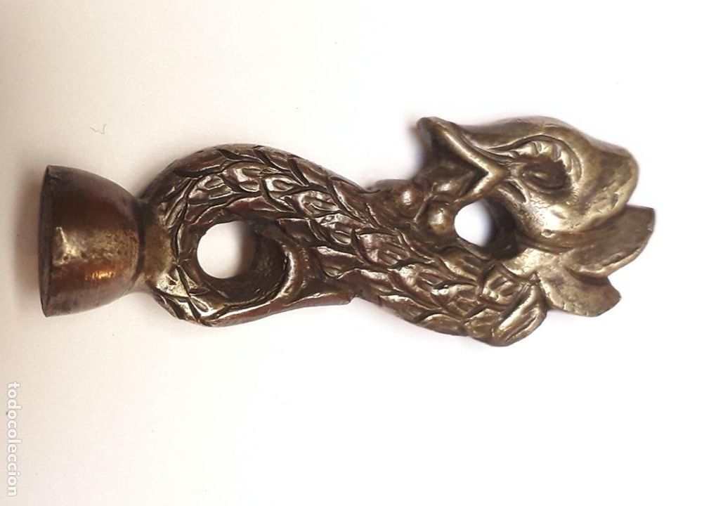 Antig&uuml;edades: Herraje embellecedor de bronce fundido a la cera perdida con forma de pez. Pieza modernista.