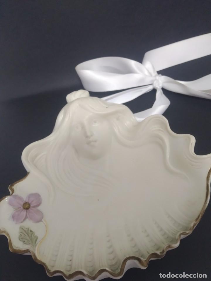 Antig&uuml;edades: Concha de ceramica con Virgen de pared - Foto 1