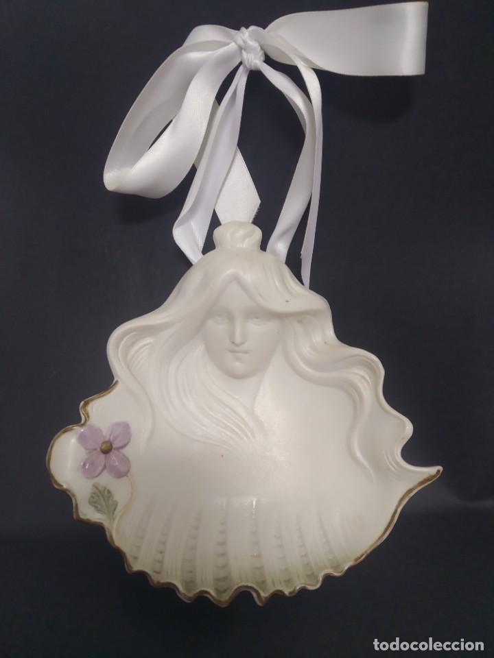 Antig&uuml;edades: Concha de ceramica con Virgen de pared - Foto 2