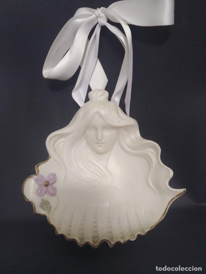 Antig&uuml;edades: Concha de ceramica con Virgen de pared - Foto 3