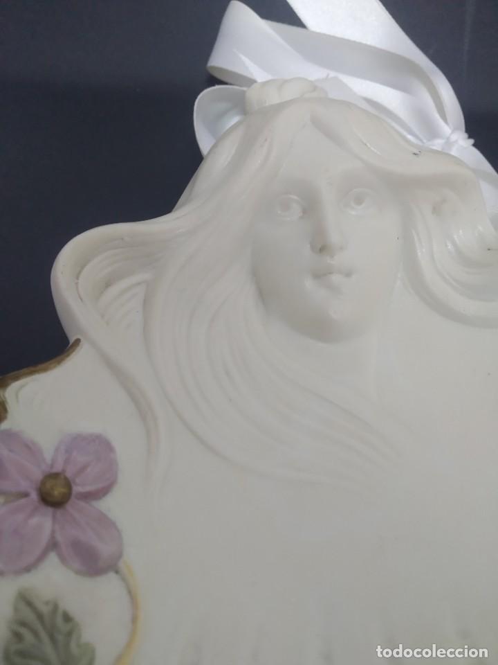 Antig&uuml;edades: Concha de ceramica con Virgen de pared - Foto 6