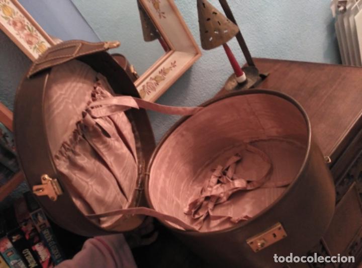Antig&uuml;edades: Sombrerera de cuero antigua - Foto 1