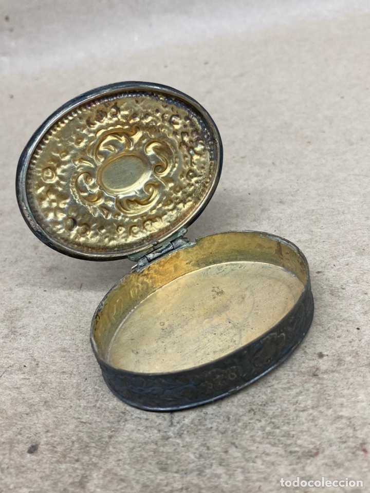 Antig&uuml;edades: Cajita de plata con relieves repujado - Foto 2