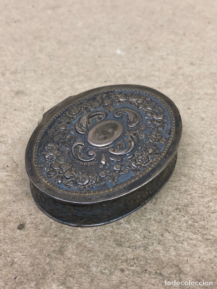 Antig&uuml;edades: Cajita de plata con relieves repujado - Foto 1