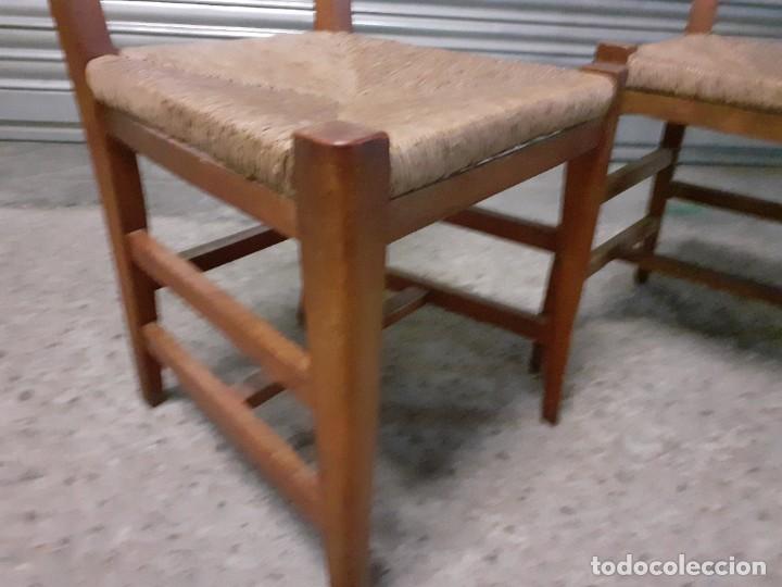 Antig&uuml;edades: Sillas rusticas madera con talla y enea. Pareja - Foto 4