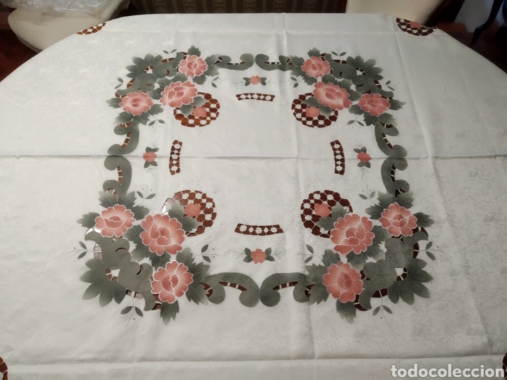 Antig&uuml;edades: Mantel con flores bordadas - Foto 1