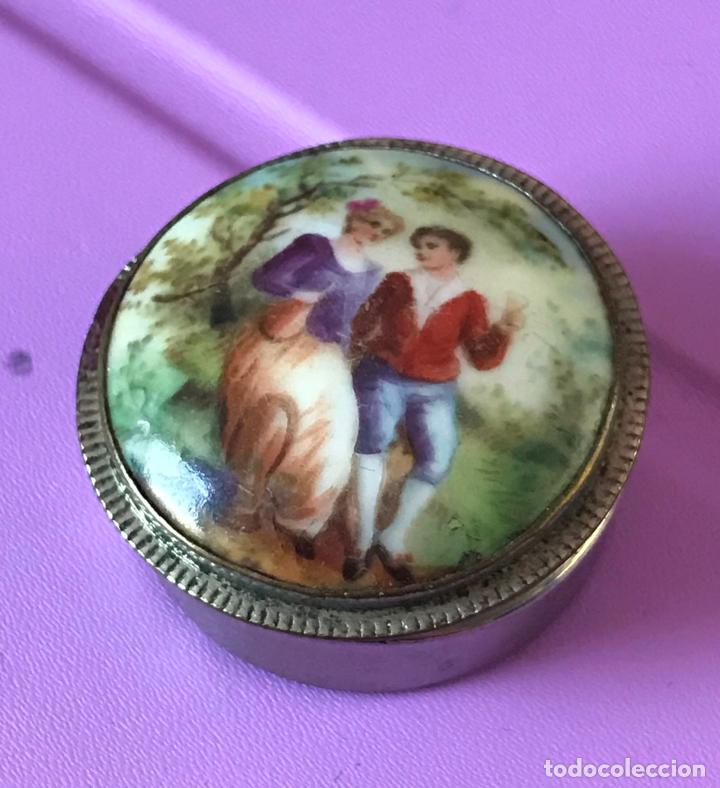 Antig&uuml;edades: CAJITA PASTILLERO METAL PLATEADO Y escena romantica porcelana con espejo en interior