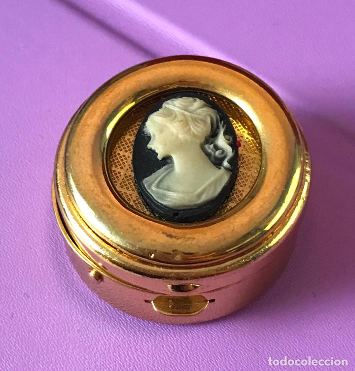 Antig&uuml;edades: CAJITA PASTILLERO METAL DORADO Y CAMAFEO