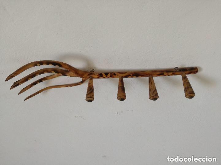 Antig&uuml;edades: Antiguo perchero de madera con 4 puntas - Foto 1