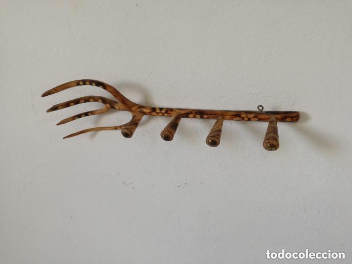 Antig&uuml;edades: Antiguo perchero de madera con 4 puntas - Foto 2