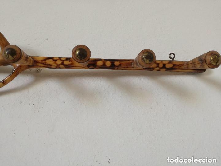 Antig&uuml;edades: Antiguo perchero de madera con 4 puntas - Foto 4