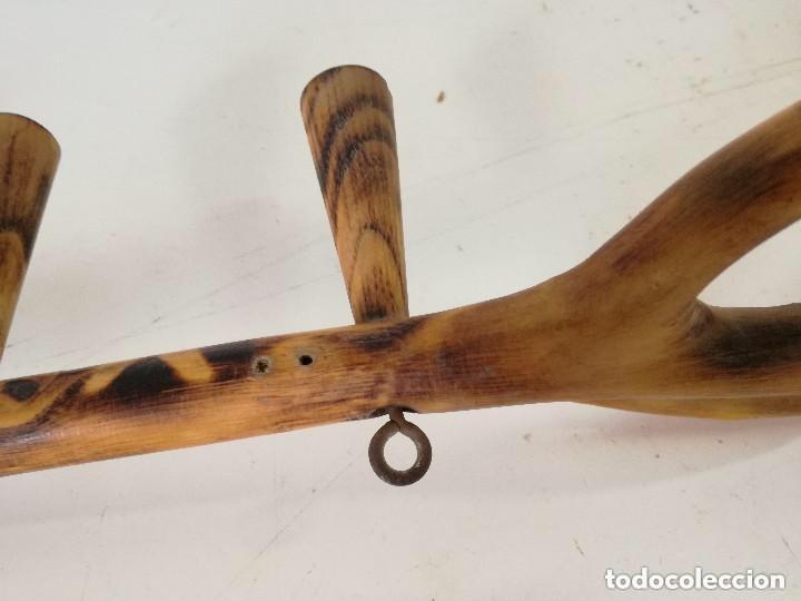 Antig&uuml;edades: Antiguo perchero de madera con 4 puntas - Foto 5