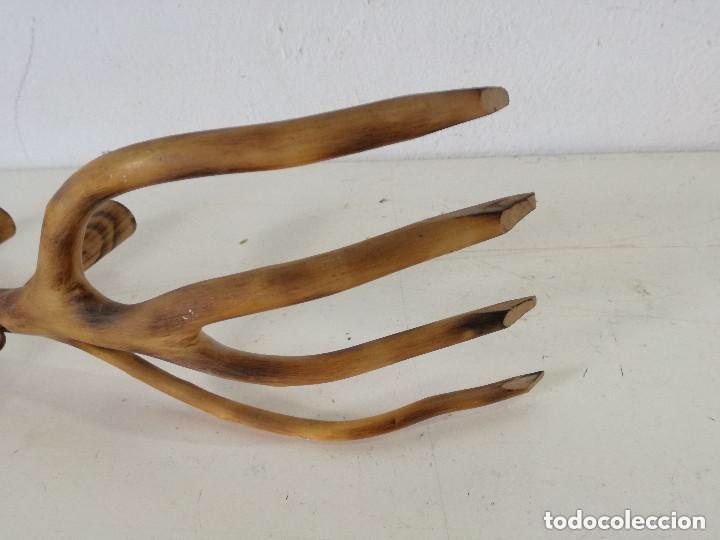 Antig&uuml;edades: Antiguo perchero de madera con 4 puntas - Foto 6