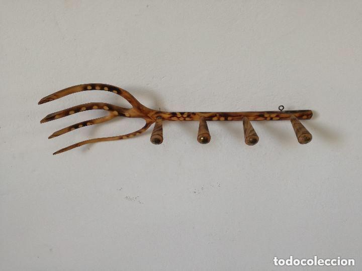 Antig&uuml;edades: Antiguo perchero de madera con 4 puntas - Foto 7