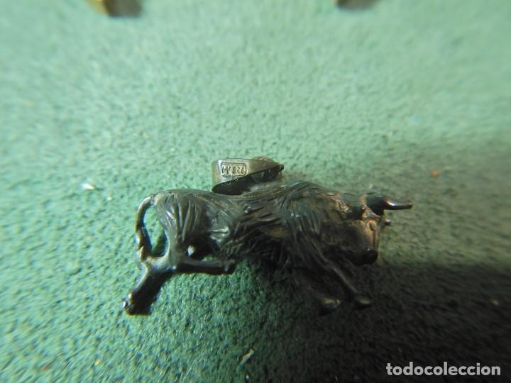 Antig&uuml;edades: Colgante plata envejecida toro bravo.