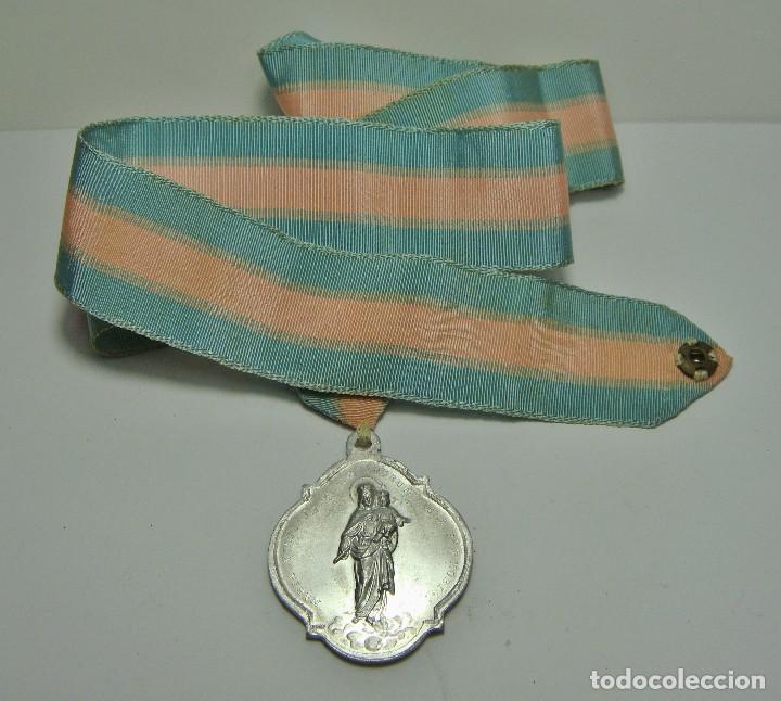 Antig&uuml;edades: Medalla con cinta de Mar&iacute;a Auxiliadora. - Foto 1