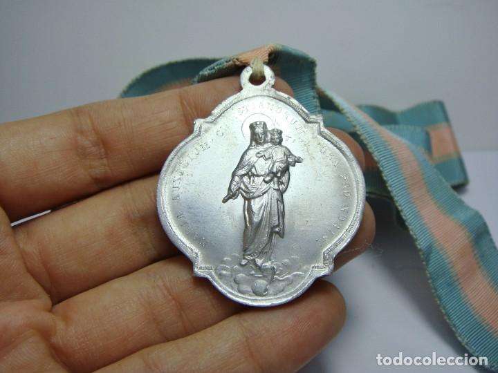 Antig&uuml;edades: Medalla con cinta de Mar&iacute;a Auxiliadora. - Foto 2