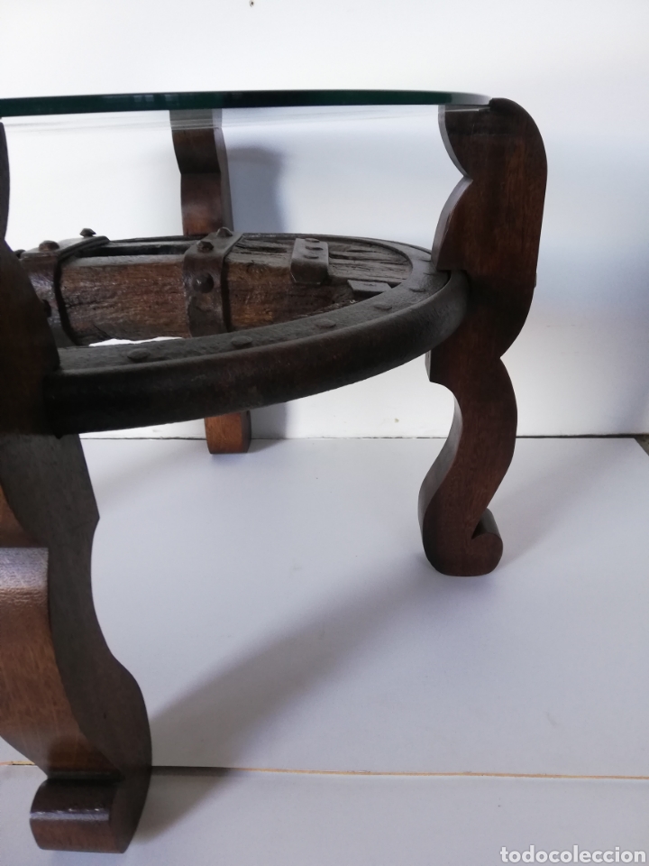 Antig&uuml;edades: Mesa rueda carro con cristal - Foto 4