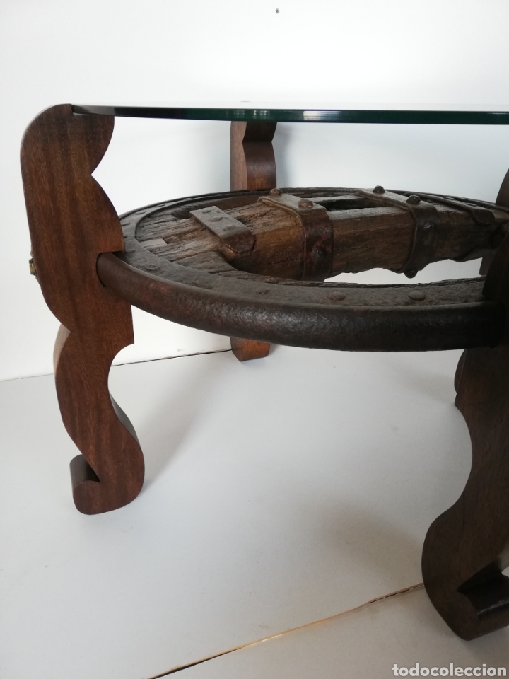 Antig&uuml;edades: Mesa rueda carro con cristal - Foto 5