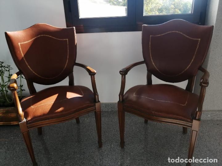 Antig&uuml;edades: Sillas de polipiel y madera - Foto 1