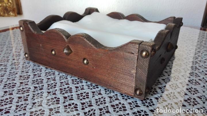 Antig&uuml;edades: Servilletero de madera encerado y patinado - Foto 1