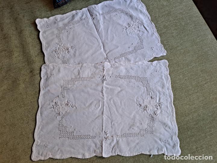 Antiguidades: Juego de 2 individuales/tapetes bordadas a mano.45x32 cm.Algodon Beige claro.nuevo