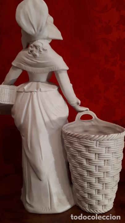 Antig&uuml;edades: PAREJA DE JARRONES DE BISCUIT. - Foto 3