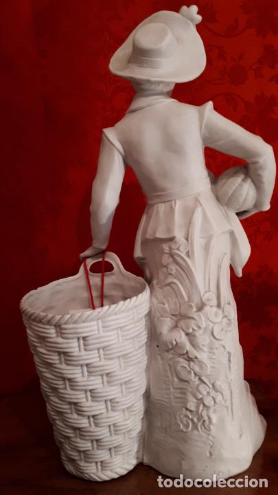 Antig&uuml;edades: PAREJA DE JARRONES DE BISCUIT. - Foto 9