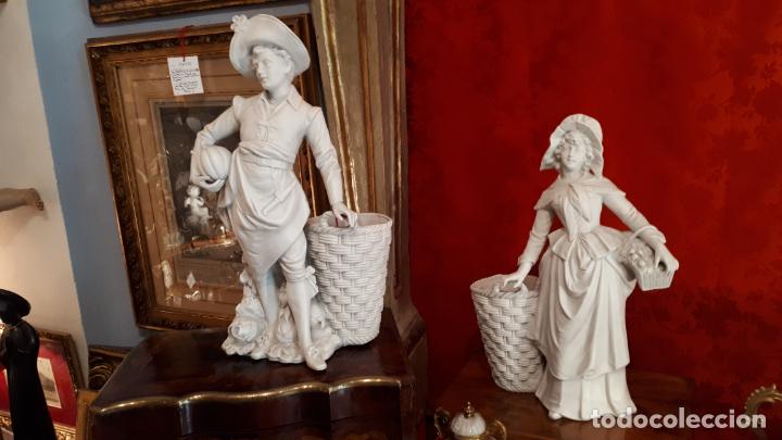 Antig&uuml;edades: PAREJA DE JARRONES DE BISCUIT. - Foto 1
