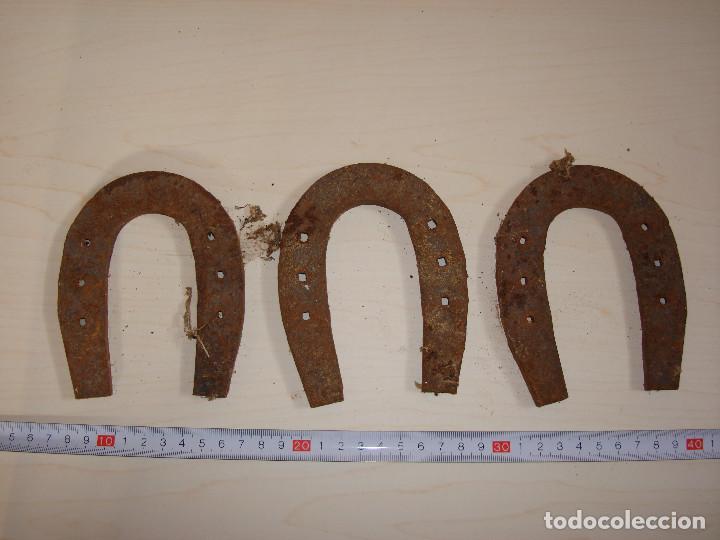 Antig&uuml;edades: Lote tres herraduras - Foto 2